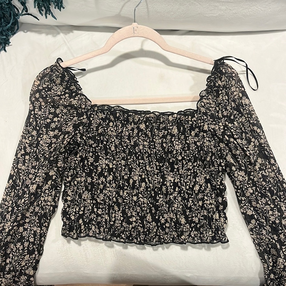Long sleeve cropped top.